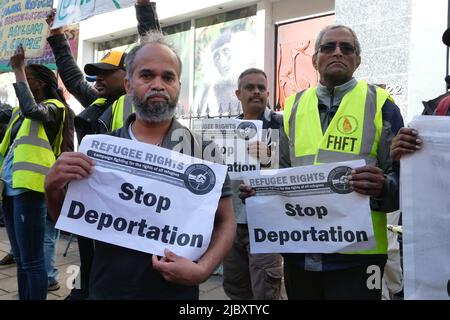 Londres, Royaume-Uni, 9th juin 2022. Des militants, y compris des chercheurs d'aslyum, ont organisé une manifestation devant le Haut-commissariat du Rwanda, avant le premier vol d'expulsion du Royaume-Uni vers la nation africaine, le 14th juin. Le plan controversé de « délocalisation » du Home Office encouragera les expulsés à demander l'asile au Rwanda. On estime qu'environ 130 000 demandeurs d'asile seront en vol, et ceux de la Syrie, de l'Iran et du Soudan devraient être à bord. Crédit : onzième heure Photographie/Alamy Live News Banque D'Images