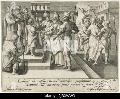 Dans la salle d'audience, Daniel accuse les anciens du parjure. Il le prouve en interrogeant chacun d'eux séparément. Ils sont reconnus coupables et retirés. Dans la marge, une légende à deux lignes en latin. Quatrième édition d'une série de six sur l'histoire de Susanna, Daniel condamne les anciens l'histoire de Susanna (titre de la série), imprimeur: Crispijn van de passe (I), (mentionné sur l'objet), Maerten de Vos, (mentionné sur l'objet), éditeur: Crispijn van de passe (I), (mentionné à l'objet), Anvers, 1574 - 1637, papier, gravure, h 99 mm × l 129 mm Banque D'Images