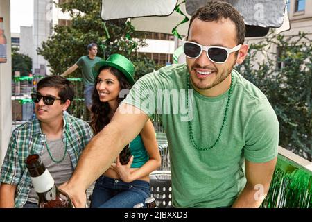 Fête de la Saint Patrick un groupe d'amis célèbrent en buvant et en portant du vert. Banque D'Images