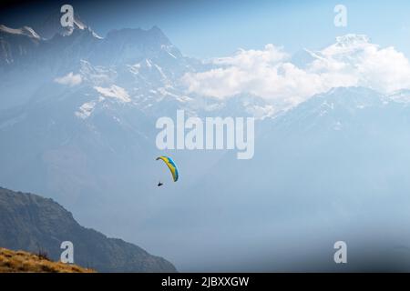 Gros plan d'un parapente au Népal avec chaîne de montagnes en arrière-plan. Banque D'Images