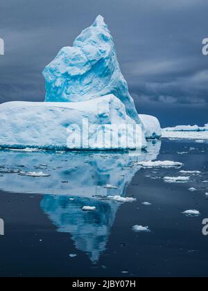 Réflexions de glace berg près du chenal Lemaire, Antarctique Banque D'Images