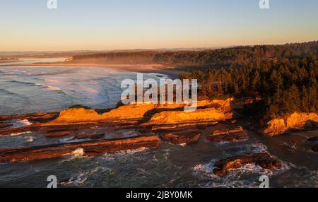 Yoakam point sur la côte de l'Oregon au coucher du soleil. Banque D'Images