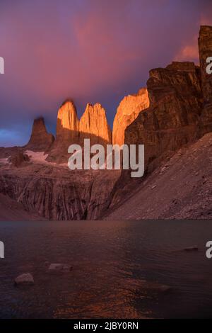 Chaîne de montagnes Torres del paine le matin, patagonie, Chili. Banque D'Images