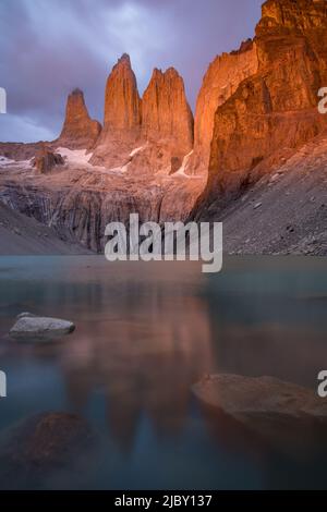 Formation de lacs et de rochers au parc national de Torres Del Paine pendant l'heure magique, au coucher du soleil. Banque D'Images