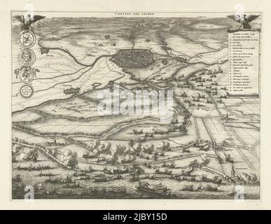 Carte avec l'horreur de Leiden en vue panoramique, 3 octobre 1574. Au sommet de Leiden, en premier plan, l'armée du prince en petits navires sur l'eau. En haut à gauche un pigeon sur lequel des exemples de papier d'argent d'urgence sont suspendus, mis en circulation pendant le siège. En haut à droite un deuxième pigeon portant la légende 1-20., carte avec le relief de Leiden, 1574 't Ontzet van Leyden., imprimeur: Coenraet Decker, (attribué à), Amsterdam, 1673 - 1703, papier, gravure, h 269 mm × l 353 mm Banque D'Images