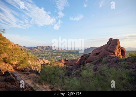 Vue sur Phoenix Arizona depuis le sentier de Camel Back Mountain Banque D'Images