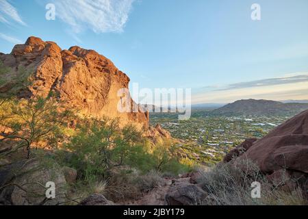 Vue sur Phoenix Arizona depuis le sentier de Camel Back Mountain Banque D'Images