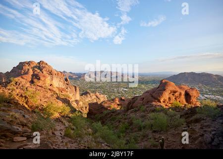 Vue sur Phoenix Arizona depuis le sentier de Camel Back Mountain Banque D'Images