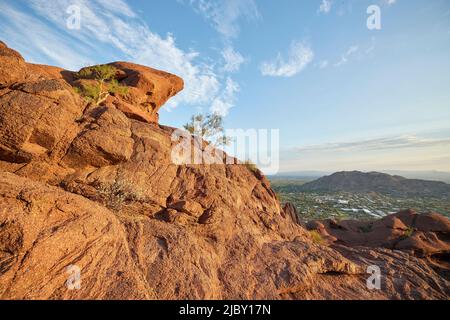 Vue sur Phoenix Arizona depuis le sentier de Camel Back Mountain Banque D'Images