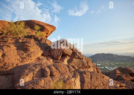 Vue sur Phoenix, Arizona et les formations rocheuses uniques depuis le sentier de Camel Back Mountain Banque D'Images