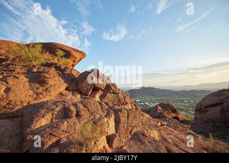 Vue sur Phoenix Arizona depuis le sentier de Camel Back Mountain Banque D'Images