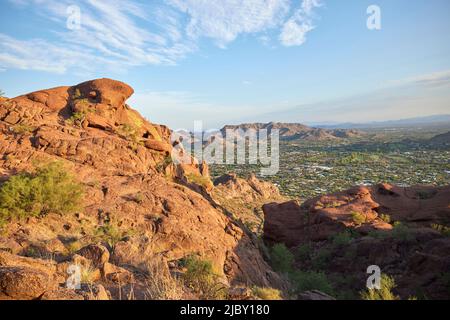 Vue sur Phoenix Arizona depuis le sentier de Camel Back Mountain Banque D'Images