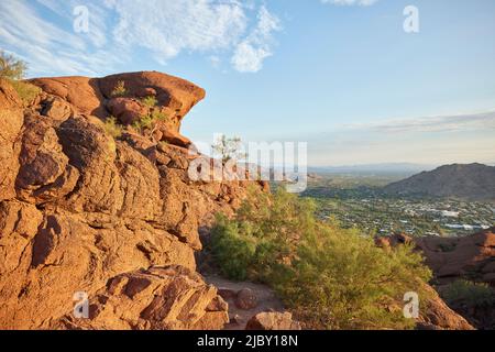 Vue sur Phoenix Arizona depuis le sentier de Camel Back Mountain Banque D'Images