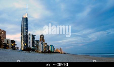 Stations balnéaires et appartements bordant la plage de Surfers Paradise en début de soirée Banque D'Images