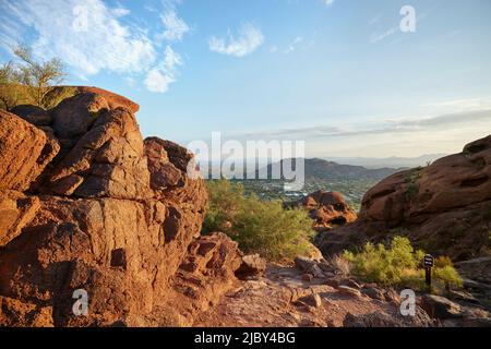 Vue sur Phoenix Arizona depuis le sentier de Camel Back Mountain Banque D'Images