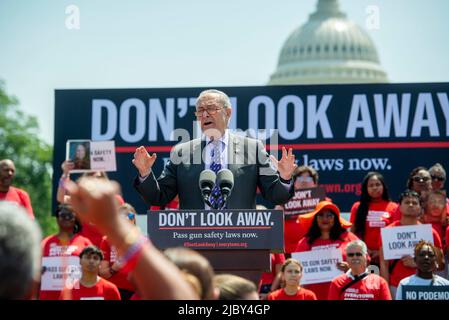 Le leader de la majorité au Sénat des États-Unis, Chuck Schumer (démocrate de New York), fait des remarques lors d'une manifestation organisée par Everytown pour la sécurité des armes à feu et ses réseaux locaux, Moms Demand action et Students Demand action, près du Capitole des États-Unis à Washington mercredi, 8 juin 2022. Crédit : Rod Lamkey/CNP Banque D'Images