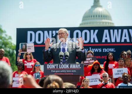 Le leader de la majorité au Sénat des États-Unis, Chuck Schumer (démocrate de New York), fait des remarques lors d'une manifestation organisée par Everytown pour la sécurité des armes à feu et ses réseaux locaux, Moms Demand action et Students Demand action, près du Capitole des États-Unis à Washington mercredi, 8 juin 2022. Crédit : Rod Lamkey/CNP Banque D'Images