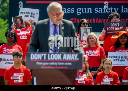 Le leader de la majorité au Sénat des États-Unis, Chuck Schumer (démocrate de New York), fait des remarques lors d'une manifestation organisée par Everytown pour la sécurité des armes à feu et ses réseaux locaux, Moms Demand action et Students Demand action, près du Capitole des États-Unis à Washington mercredi, 8 juin 2022. Crédit : Rod Lamkey/CNP Banque D'Images