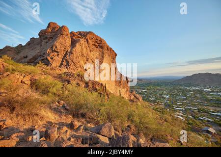 Vue sur Phoenix Arizona depuis le sentier de Camel Back Mountain Banque D'Images