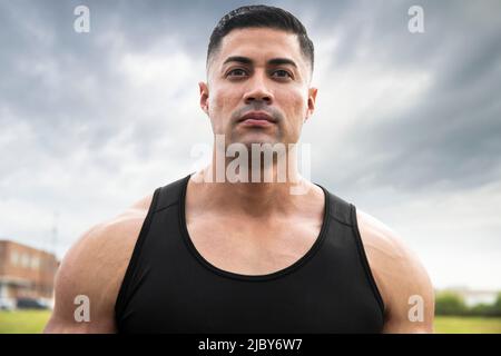 Portrait d'un homme hispanique musclé portant un débardeur Banque D'Images