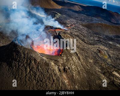 Photo aérienne du cratère de Fagradalsfjall, éruption volcanique à Geldingadalir, Islande Banque D'Images