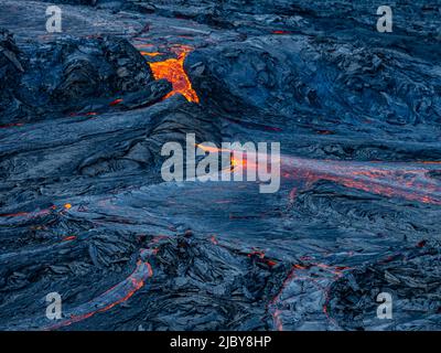 Lave chaude s'écoulant du cratère de Fagradalsfjall, éruption volcanique à Geldingadalir, Islande Banque D'Images