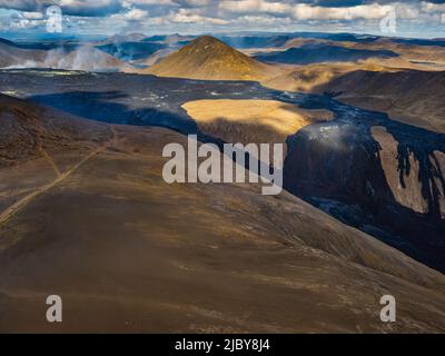 Photo aérienne des coulées de lave du cratère de Fagradalsfjall, éruption volcanique à Geldingadalir, Islande Banque D'Images