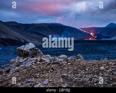 La lave s'étend à travers le paysage autour du volcan Fagradalsfjall, éruption volcanique à Geldingadalir, Islande Banque D'Images