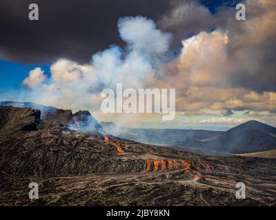 Photo de l'air, coulées de lave du cratère de Fagradalsfjall, éruption volcanique à Geldingadalir, Islande Banque D'Images