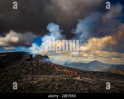 Photo de l'air, coulées de lave du cratère de Fagradalsfjall, éruption volcanique à Geldingadalir, Islande Banque D'Images