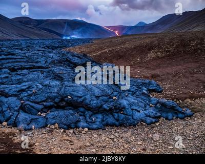 La lave s'étend à travers le paysage autour du volcan Fagradalsfjall, éruption volcanique à Geldingadalir, Islande Banque D'Images