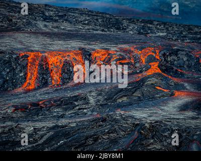 Lave chaude s'écoulant du cratère de Fagradalsfjall, éruption volcanique à Geldingadalir, Islande Banque D'Images