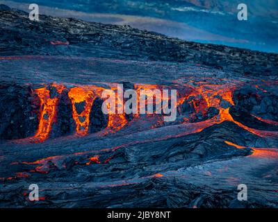 Lave chaude s'écoulant du cratère de Fagradalsfjall, éruption volcanique à Geldingadalir, Islande Banque D'Images