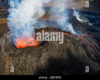 Photo aérienne du cratère de Fagradalsfjall, éruption volcanique à Geldingadalir, Islande Banque D'Images