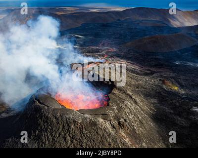 Photo aérienne du cratère de Fagradalsfjall, éruption volcanique à Geldingadalir, Islande Banque D'Images