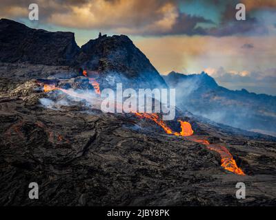 Photo de l'air, coulées de lave du cratère de Fagradalsfjall, éruption volcanique à Geldingadalir, Islande Banque D'Images