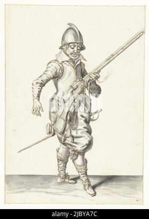 Soldat tenant sa barre avec sa main gauche pointée diagonalement vers le haut, Jacob de Gheyn (II), 1596 - 1606, Un soldat, pleine longueur, à droite, tenant un gouvernail (un certain type d'arme à feu) avec sa main gauche, après avoir tiré, le canon a pointé diagonalement vers le haut pour l'empêcher de blesser un compagnon par inadvertance (non 12), c. 1600. Dans sa main gauche, en plus de la barre, un fusible en feu. Dessin de conception pour la plaque 12 dans les instructions de manipulation de la barre dans le Wapenhandelinghe de J. de Gheyn (1607). Arts martiaux autour de 1600. Design pour une impression., dessinateur: Jacob de Gheyn (II), 1596 - 1606 Banque D'Images