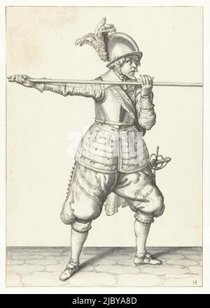 Soldat portant sa lance avec les deux mains horizontalement à hauteur d'épaule, sa main droite au pied de l'arme, Jacob de Gheyn (II), 1596 - 1606, Un soldat, pleine longueur, portant une lance avec les deux mains horizontalement à hauteur d'épaule, sa main droite au pied de l'arme. C'est le troisième acte pour abaisser la lance pour passer sous une croix. Dessin de conception pour la plaque 14 dans les instructions de manipulation de la lance dans le Wapenhandelinghe de J. de Gheyn (1607). Arts martiaux autour de 1600. Design pour une impression., dessinateur: Jacob de Gheyn (II), 1596 - 1606, papier, stylo, pinceau, h 266 mm Banque D'Images