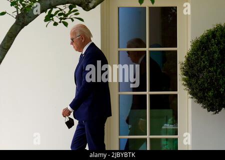 Washington, Vereinigte Staaten. 08th juin 2022. Le président des États-Unis Joe Biden quitte la Maison Blanche à Washington pour accueillir le neuvième Sommet des Amériques à Los Angeles sur 8 juin 2022. Credit: Yuri Gripas/Pool via CNP/dpa/Alay Live News Banque D'Images