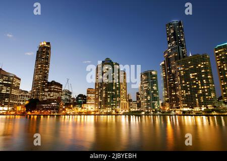 Vue de Southbank de l'autre côté de la Brisbane River à Brisbane City la nuit Banque D'Images