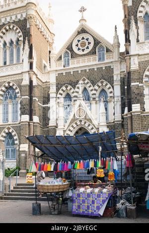 Vendeur Sall aux marches de l'église catholique Mount Mary à Mumbai Banque D'Images