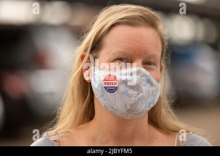 Portrait d'une femme caucasienne portant un masque et un autocollant J'ai voté aujourd'hui sur le masque Banque D'Images