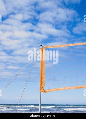 Filet de Beach-volley installé et vagues et ciel bleu en arrière-plan Banque D'Images