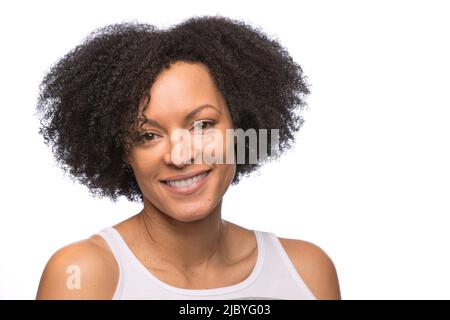 Portrait d'une jeune femme afro-américaine regardant l'appareil photo Banque D'Images