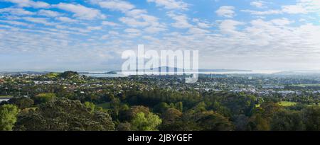 Panorama de la banlieue d'Auckland et de l'île Rangitoto pris de One Tree Hill Banque D'Images