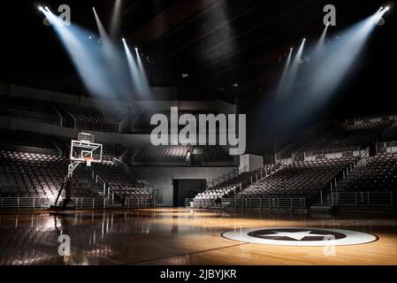 Vue sur un terrain de basket-ball vide avec un éclairage spectaculaire depuis le terrain avec vue sur la moitié du cercle de terrain Banque D'Images