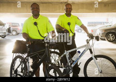 Les agents de police de l'Afrique sur les bicyclettes Banque D'Images