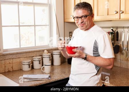 Man eating cereal Banque D'Images