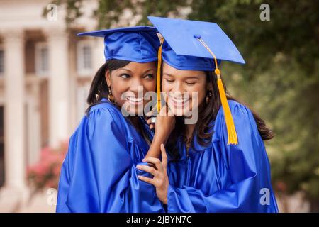 Les diplômés du collégial smiling together Banque D'Images