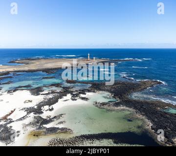 Vue aérienne des lacs de Cotillo et du phare d'el Toston, Fuerteventura Banque D'Images